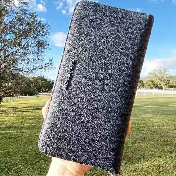 Gaby’sBags💕NWT Michael Kors Wallet - Picture 2 of 6